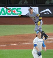 　８回、中越え２ランを放つ佐藤輝（撮影・西岡正）
