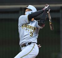 　４回、同点ソロを放つ大山（撮影・中島達哉）