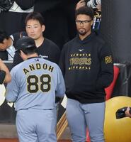 　投手ミーティングで話を聞くデュプランティエ（右）＝撮影・西岡正