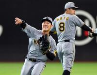 　外野ノックを受ける豊田（撮影・田中太一）