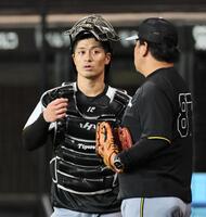 　野村コーチと話をする坂本（撮影・田中太一）