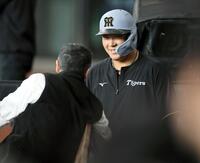 　川藤幸三氏（手前）に話しかけられる大山（撮影・田中太一）