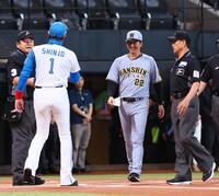 　笑顔で新庄監督（左から２人目）とのメンバー表交換に向かう藤川監督（右から２人目）＝撮影・中島達哉