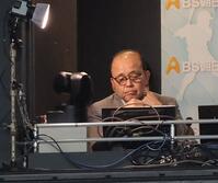 　テレビブースから試合を見る岡田オーナー付顧問（撮影・西岡正）