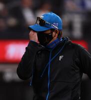 　５回、選手交代を告げ、汗をぬぐう新庄監督（撮影・中島達哉）