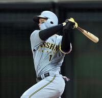 　５回、２点適時打を放つ森下（撮影・田中太一）