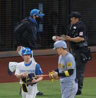 　５回、投手交代を告げる新庄監督（撮影・西岡正）