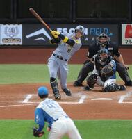 　８回、通算１００号となるソロを放つ佐藤輝（撮影・西岡正）