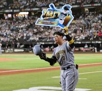 　８回、プロ通算１００号本塁打を放った佐藤輝はボードを掲げる（撮影・田中太一）