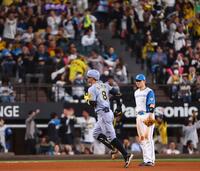 　８回、ソロを放ち、ダイヤモンドを回る佐藤輝（撮影・中島達哉）