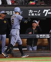 　８回、ソロを放った佐藤輝（８）を迎える藤川監督（右）＝撮影・中島達哉