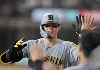 　８回、ナインに祝福される佐藤輝（撮影・田中太一）