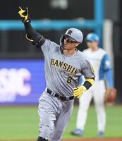 　８回、プロ通算１００号本塁打を放った佐藤輝は三塁へ走りながらポーズを決める（撮影・田中太一）