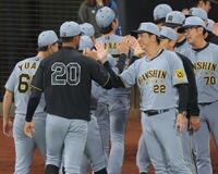 　デュプランティエ（左）を笑顔で迎える藤川監督（撮影・西岡正）