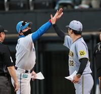 　メンバー表の確認後、ハイタッチを交わす新庄監督と藤川監督（撮影・田中太一）