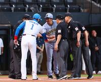 　メンバー表を交換し、新庄監督（左から２人目）、審判団と手を合わせる藤川監督（中央）＝撮影・中島達哉