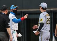 　パフォーマンスで盛り上げる新庄監督と藤川監督（撮影・田中太一）