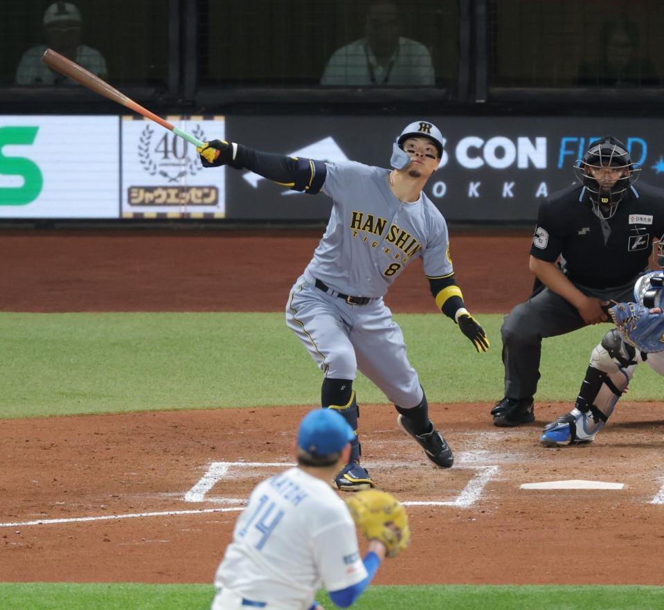 　４回、右越えソロを放つ佐藤輝（撮影・西岡正）