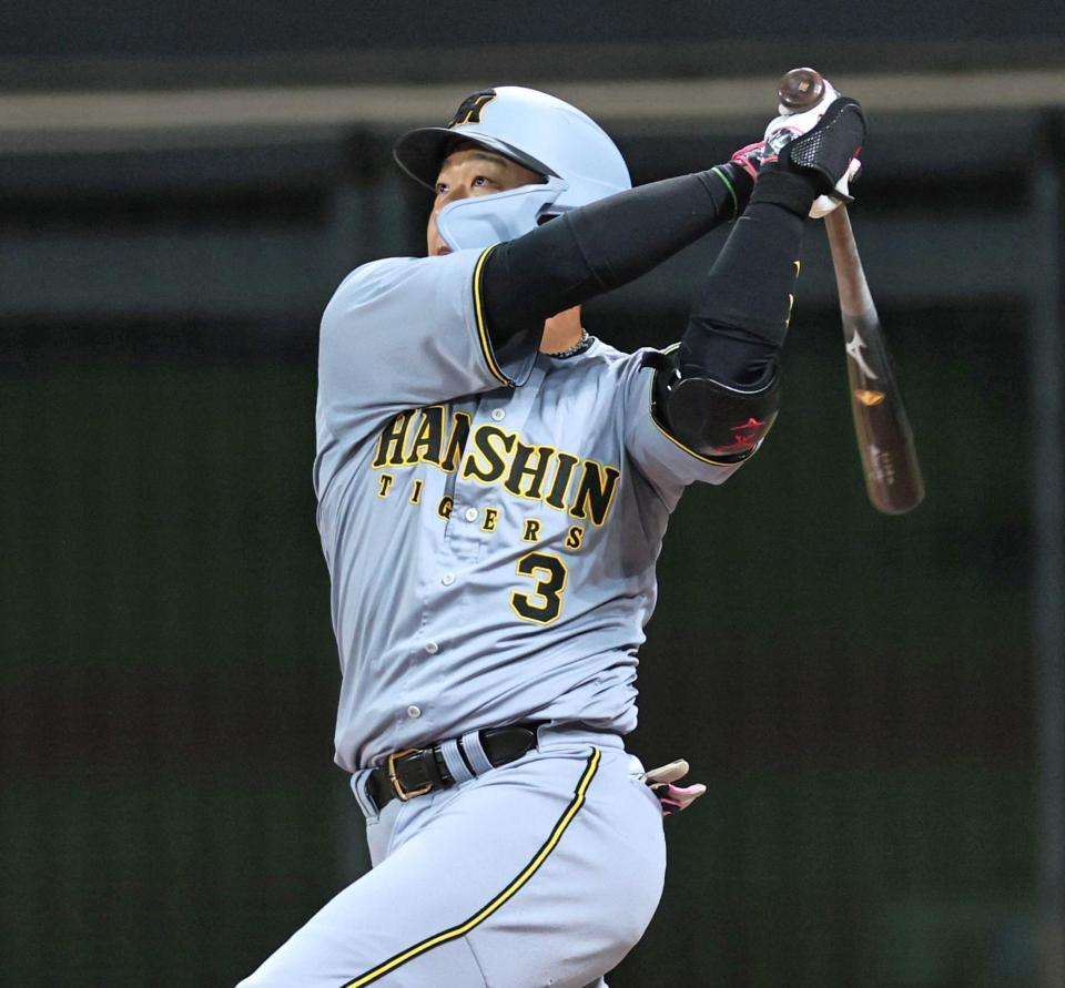 　４回、同点ソロを放つ大山（撮影・中島達哉）