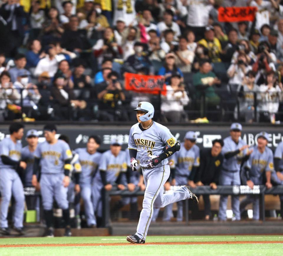 　４回、同点ソロを放ち、ダイヤモンドを回る阪神・大山悠輔（撮影・中島達哉）