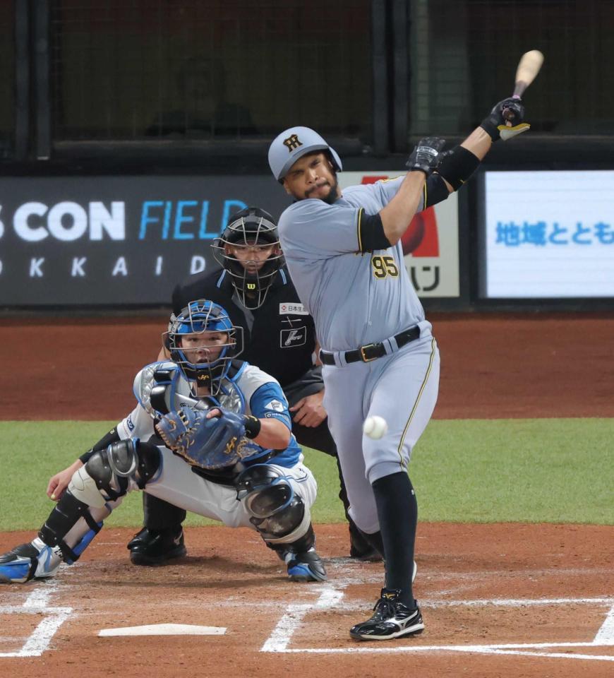 　２回、中前打を放つヘルナンデス（撮影・西岡正）