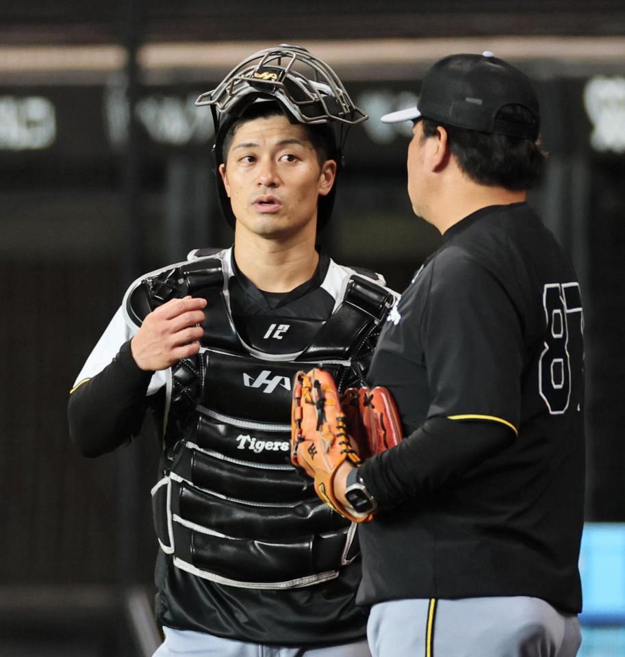 　野村コーチと話をする坂本（撮影・田中太一）