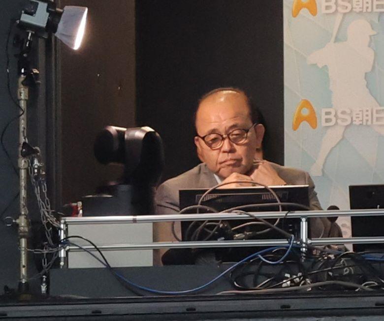 　テレビブースから試合を見る岡田オーナー付顧問（撮影・西岡正）