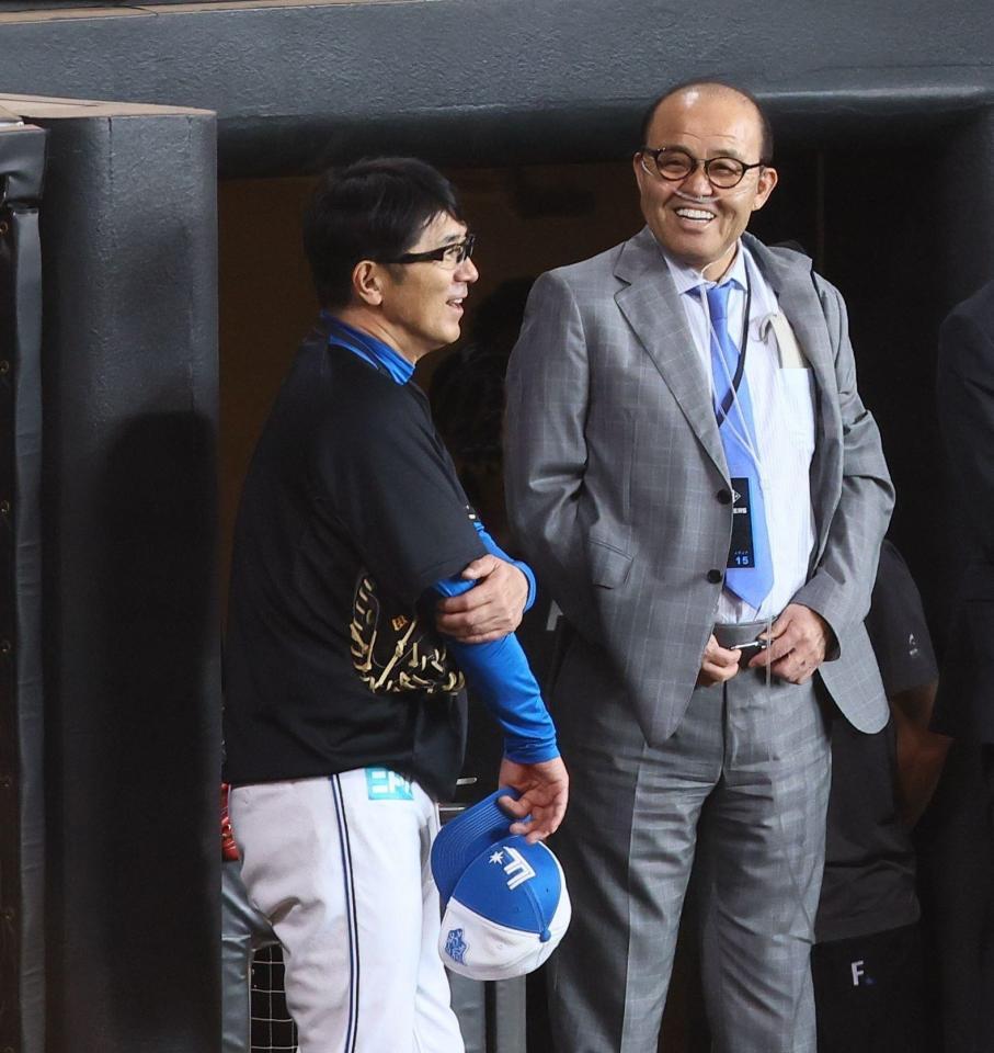 　試合前、山田コーチ（左）と談笑する岡田彰布氏（撮影・中島達哉）