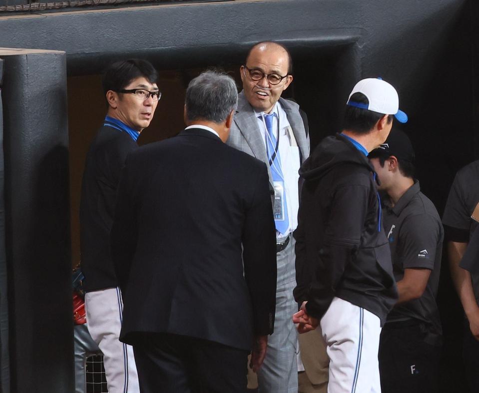 　試合前、木田優夫ＧＭ代行（左から２人目）からあいさつを受ける岡田彰布氏（中央）＝撮影・中島達哉