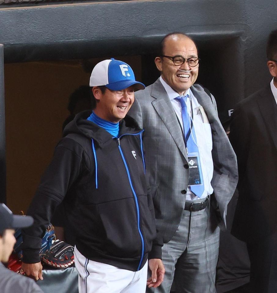 　試合前、八木コーチ（左）と談笑する岡田彰布氏（撮影・中島達哉）