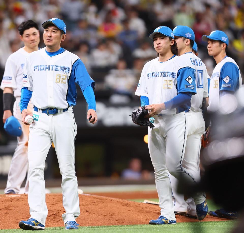 　５回途中で降板する細野（中央右）＝撮影・中島達哉