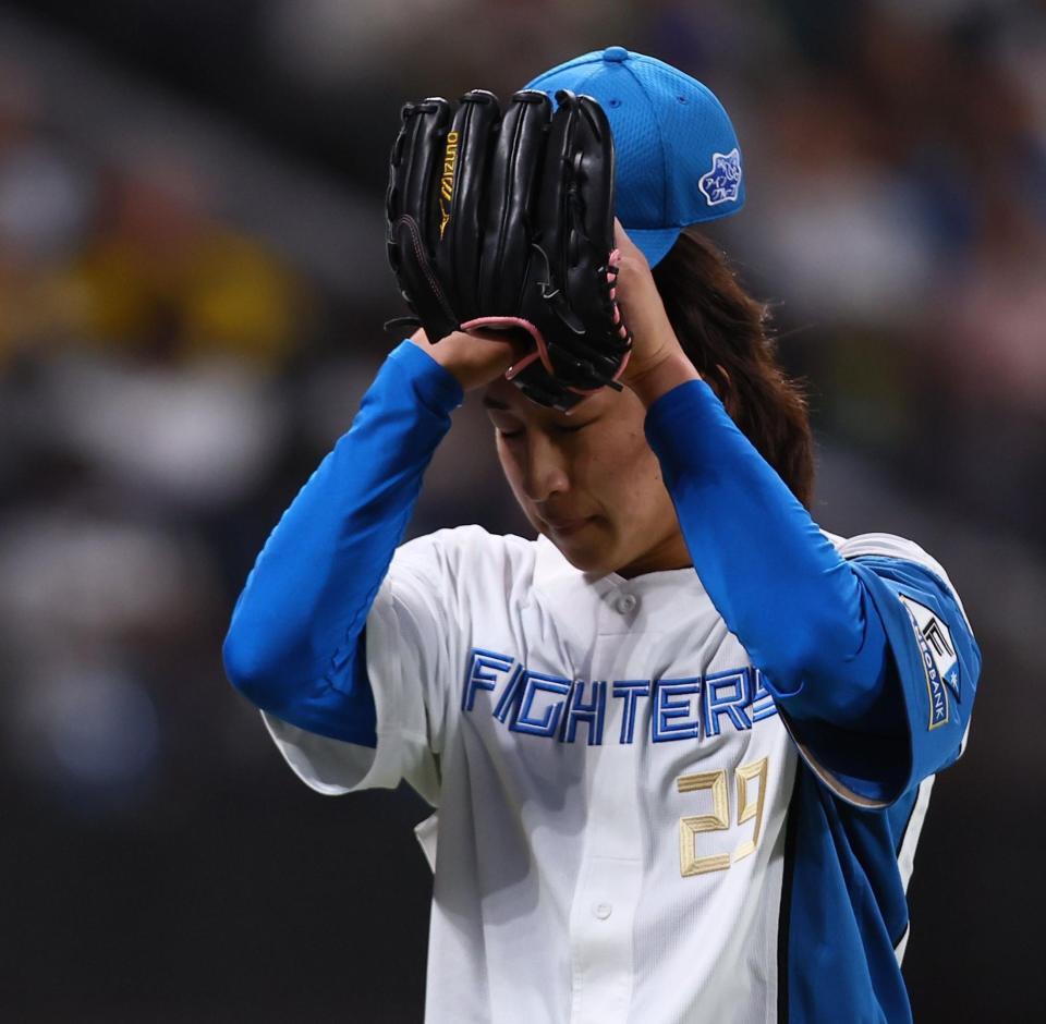 　５回途中で降板し、肩を落とす細野（撮影・中島達哉）