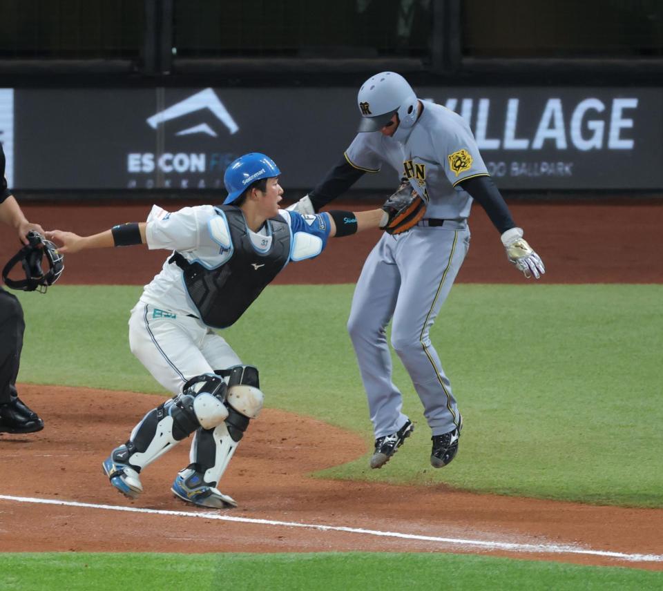 　５回、打者・熊谷の時、斎藤が暴投、森下が本塁を突くも、進藤にタッチされる（撮影・西岡正）