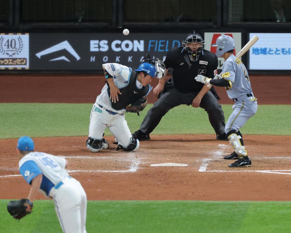 　５回、打者・熊谷の時、斎藤が暴投する（撮影・西岡正）