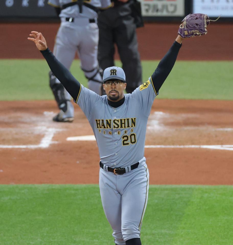 　４回、郡司を三振に打ち取り、両手を上げるデュプランティエ（撮影・西岡正）