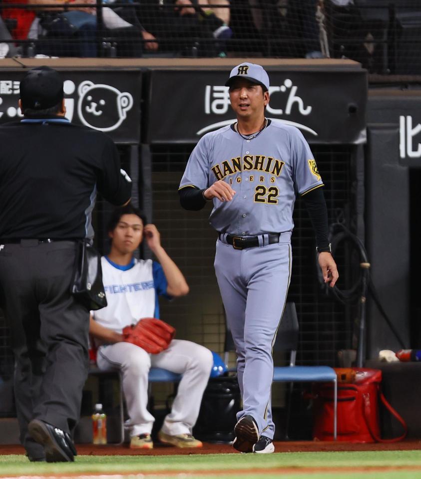 　７回、デュプランティエの交代を告げる藤川監督（撮影・中島達哉）