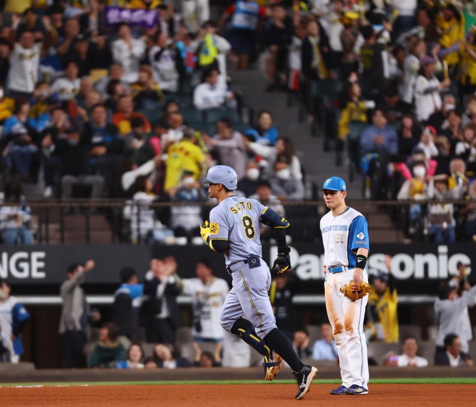 　８回、ソロを放ち、ダイヤモンドを回る佐藤輝（撮影・中島達哉）