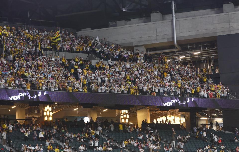 　メッセージが映し出された後、ファイターズにエールを送る阪神ファン（撮影・中島達哉）