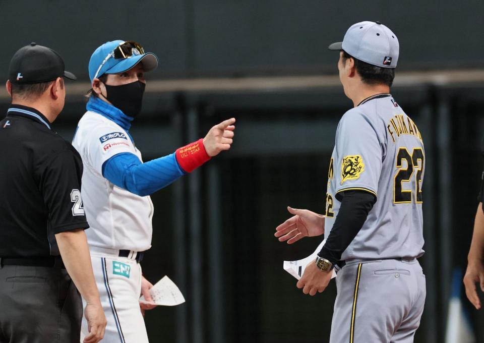 　パフォーマンスで盛り上げる新庄監督と藤川監督（撮影・田中太一）