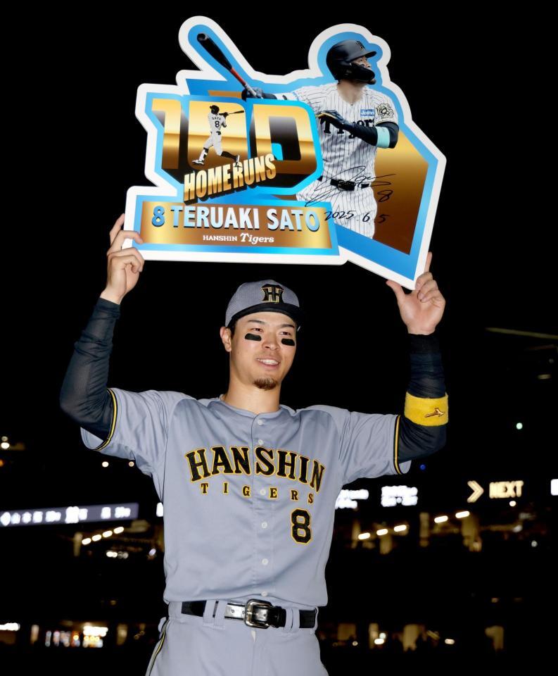 　お立ち台でボードを掲げる佐藤輝（撮影・田中太一）