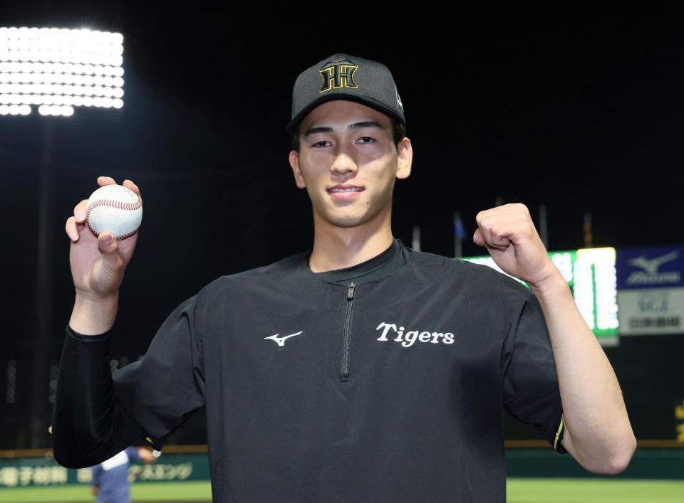 　ウエスタンリーグ・くふうハヤテ戦に先発し５回１失点で初勝利を挙げ笑顔を見せる今朝丸（撮影・立川洋一郎）