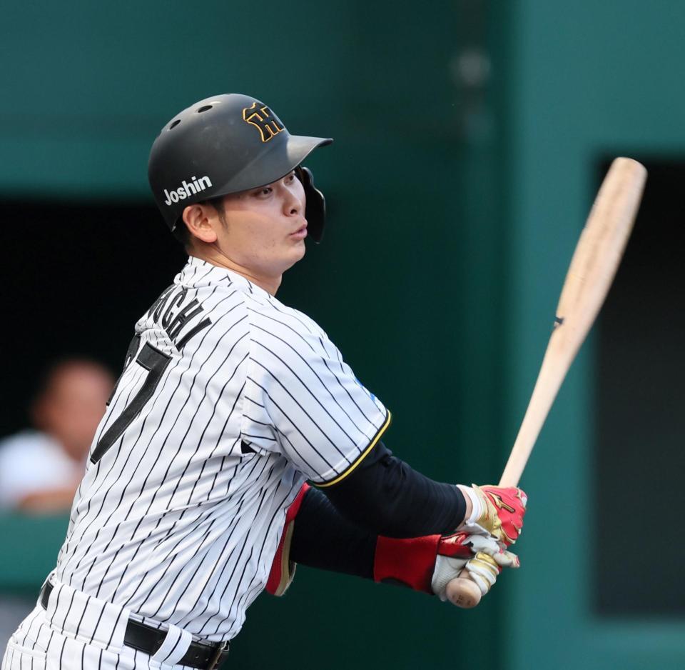 　２回、右前打を放つ野口（撮影・立川洋一郎）