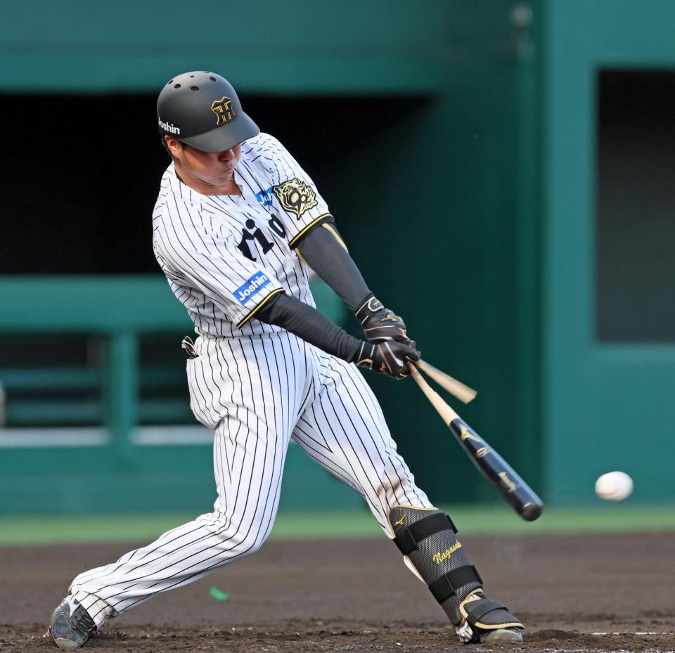 　２回、中前打を放つ長坂（撮影・立川洋一郎）