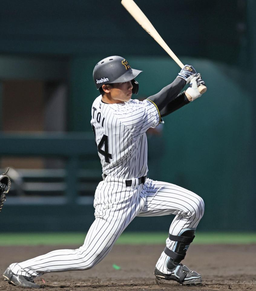 　４回、右中間へ先制の適時二塁打を放つ戸井（撮影・立川洋一郎）