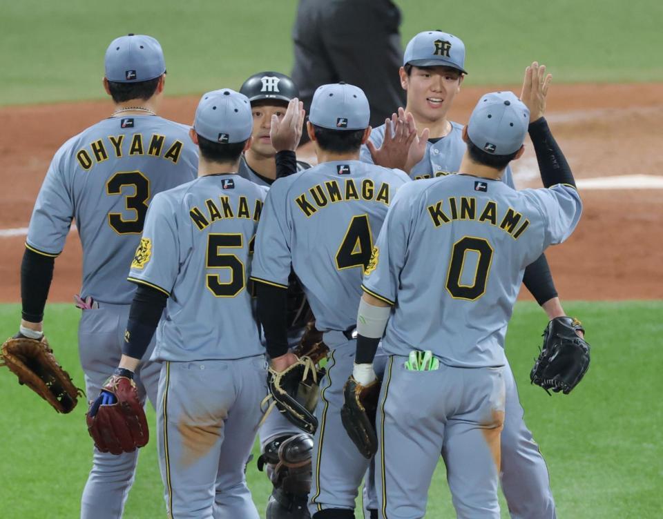 　最後を締め、ナインとタッチを交わす石黒（右から２人目）＝撮影・西岡正