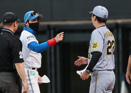 　パフォーマンスで盛り上げる新庄監督と藤川監督（撮影・田中太一）