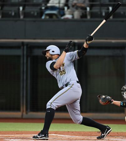 　１回、右前へ適時打を放つヘルナンデス（撮影・田中太一）