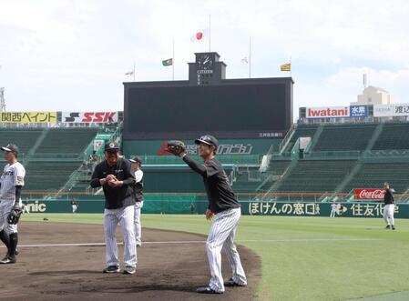 　半旗が掲げられる中、キャッチボールする中野（中央）＝撮影・北村雅宏