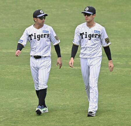 　１軍の試合前練習に合流した小幡（右）＝撮影・西田忠信
