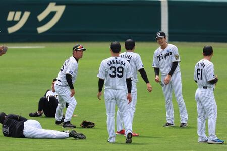 　１軍に合流した小幡（右から２人目）＝撮影・立川洋一郎